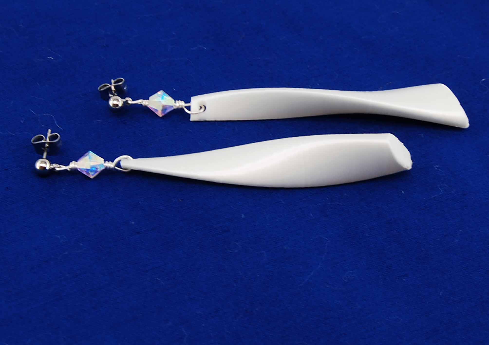 Orecchini con pendenti realizzati in stampa 3D utilizzando filamento effetto seta, perlina bicono in cristallo boreale Swarovski, monachina anallergica.