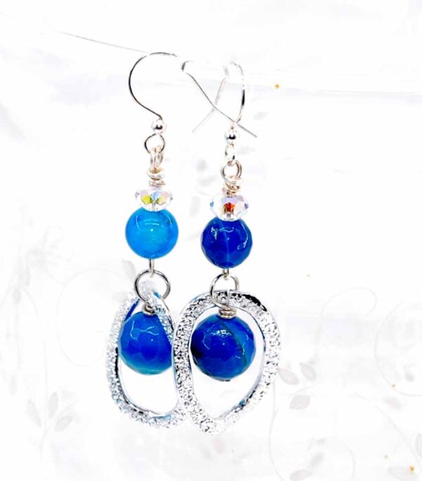 Orecchini con perle lisce in agata blu, rondella in cristallo boreale e monachina anallergica #orecchiniquisikrea #orecchinilugnhi #orecchinipendenti #orecchinicolorati